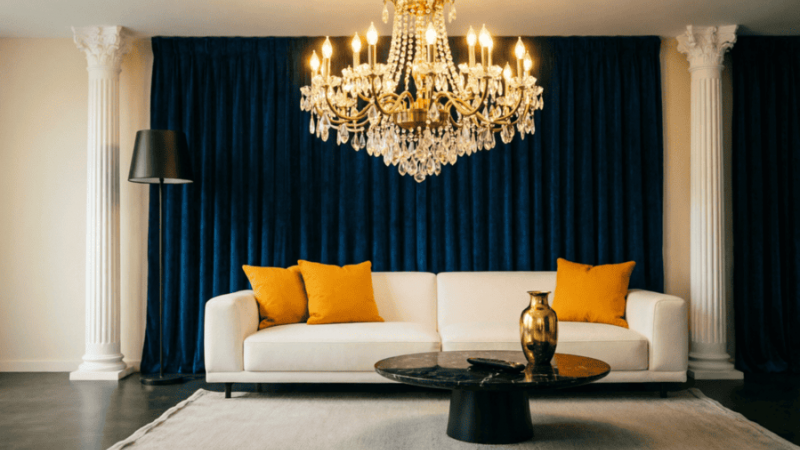 Вечная классика: люстры с латунным покрытием и эффектом золота